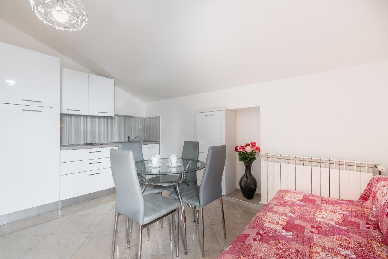 Apartments Vila Dk Malinska Esterno foto