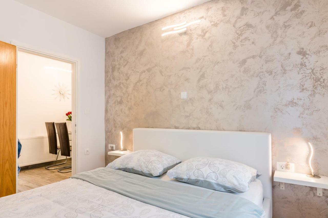 Apartments Vila Dk Malinska Esterno foto